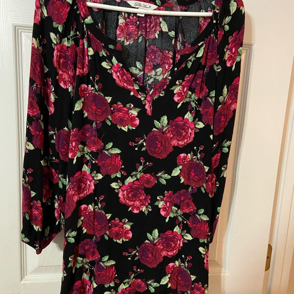 The Pioneer Woman Black Long Sleeve Floral V-Neck Tunic Top with Fuchsia Roses